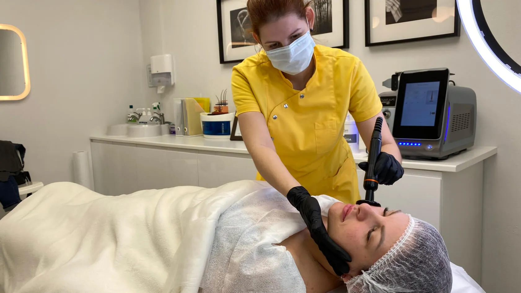 Facial radio-frequency lifting session at Klinika PINKOVA