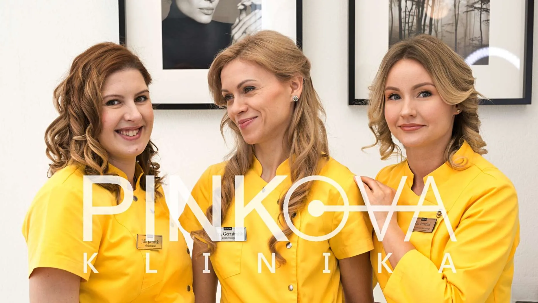 Trys PINKOVA specialistės geltonomis uniformomis
