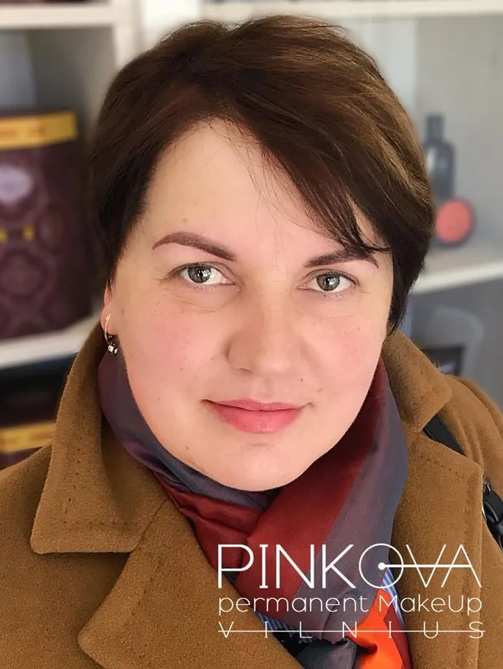 Клиентка с короткими каштановыми волосами, перманентный макияж PINKOVA