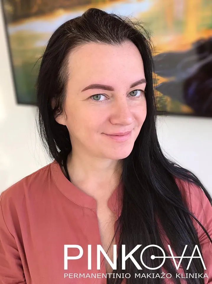 Брюнетка в коралловом топе, перманентный макияж PINKOVA