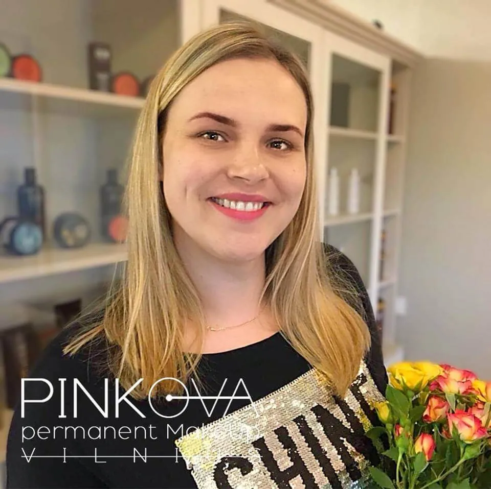 Улыбающаяся блондинка с цветами, перманентный макияж PINKOVA