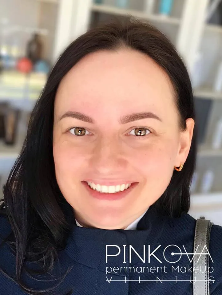 Улыбающаяся брюнетка, перманентный макияж PINKOVA